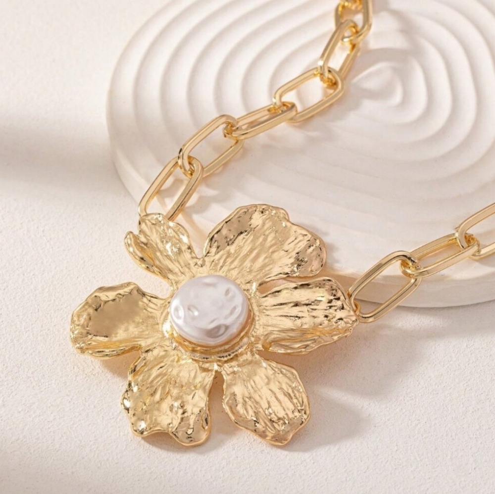 Women's Summer Faux Pearl Big Flower Pendant Chunky Chain Necklace - Picture 3 of 3